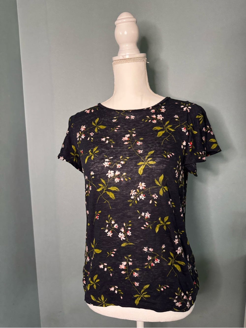 EUC Ann Taylor Black Floral Lightweight Short Flutter Sleeve Tee Small